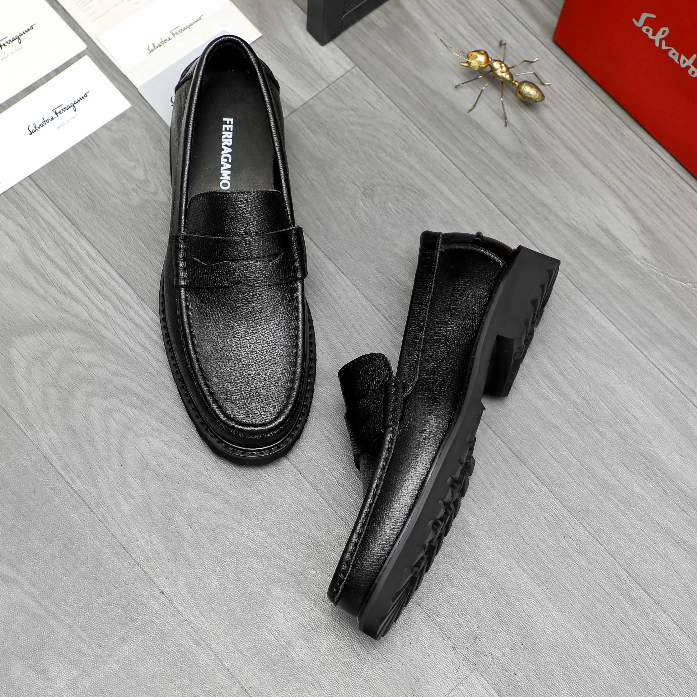 Men's shoes 💰442 Product trademark: Ferragamo "Ferragamo" business formal leather shoes Regular size: 38-46 (45.46 is custom-made and non-returnable) Product materials: Selected small pebbled cowhide upper, cowhide lining, non-slip rubber outsole